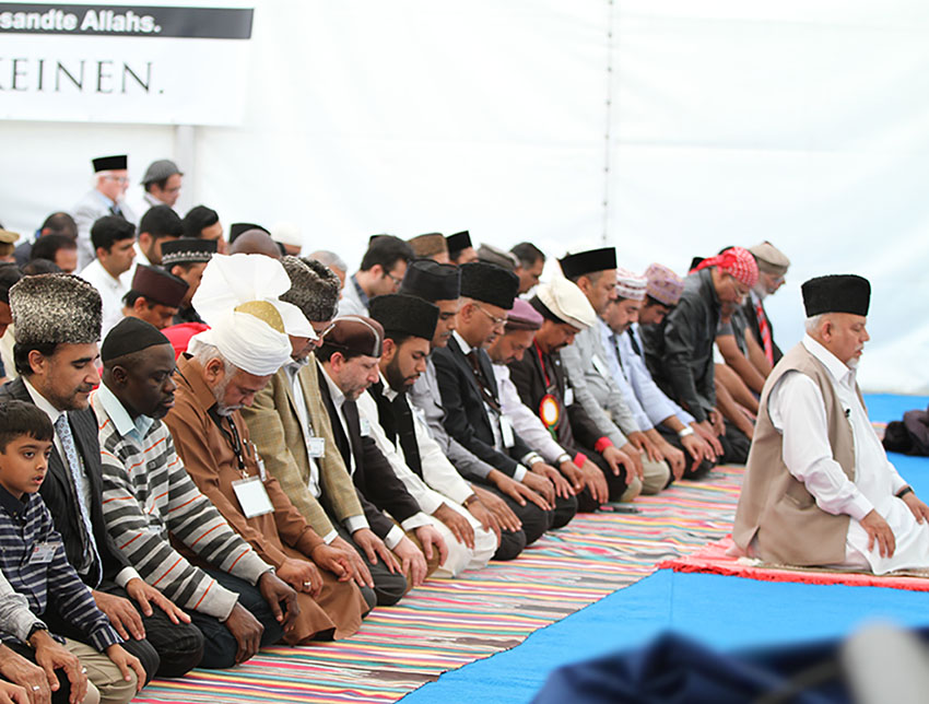 احمدی  مسلمان نماز ادا کرتے ہوئے